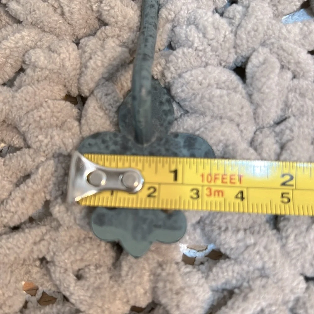 9 green metal Curtain hooks
